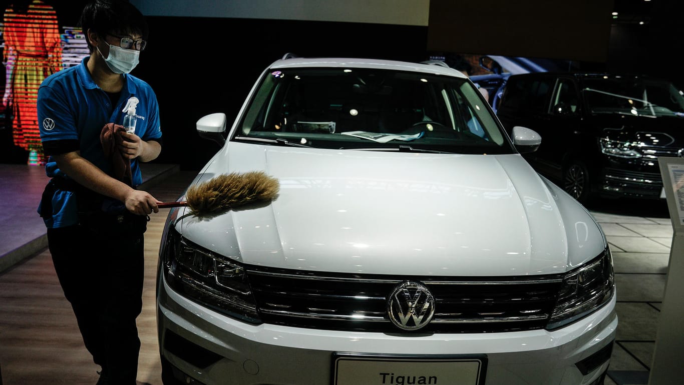 VW-Model auf einer Show in Wuhan (Archivbild): Der Autobauer habe in der Pandemie 600.000 Autos nicht produzieren können.