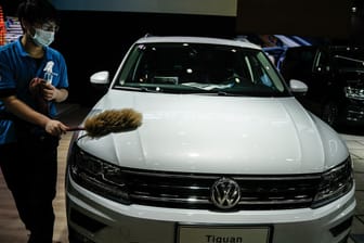 VW-Model auf einer Show in Wuhan (Archivbild): Der Autobauer habe in der Pandemie 600.000 Autos nicht produzieren können.