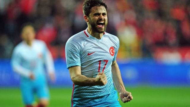Der türkische Nationalspieler und Fußballer des Erstligisten Konyaspor, Ahmet Calik, ist bei einem Autounfall ums Leben gekommen. Der türkische Nationalspieler und Fußballer des Erstligisten Konyaspor, Ahmet Calik, ist bei einem Autounfall ums Leben gekommen.