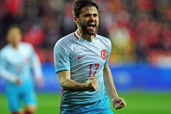 Der türkische Nationalspieler und Fußballer des Erstligisten Konyaspor, Ahmet Calik, ist bei einem Autounfall ums Leben gekommen.