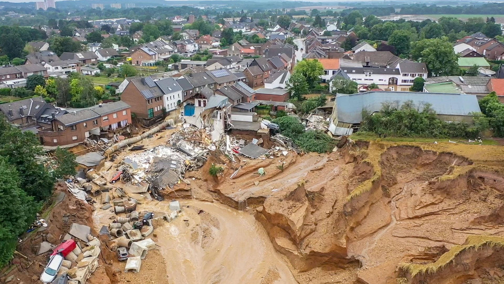 Massiver Erdrutsch im Stadtteil Blessem in Erftstadt: Fehler des Tagebaubetreibers sollen für das Eindringen der Wassermassen verantwortlich sein.