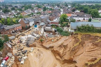Massiver Erdrutsch im Stadtteil Blessem in Erftstadt: Fehler des Tagebaubetreibers sollen für das Eindringen der Wassermassen verantwortlich sein.