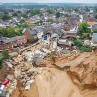 Massiver Erdrutsch im Stadtteil Blessem in Erftstadt: Fehler des Tagebaubetreibers sollen für das Eindringen der Wassermassen verantwortlich sein.