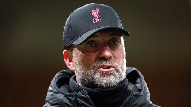 Jürgen Klopp, Trainer vom FC Liverpool, steht während eines Spiels am Spielfeldrand. Jürgen Klopp, Trainer vom FC Liverpool, steht während eines Spiels am Spielfeldrand.
