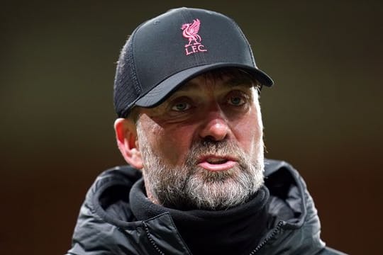 Jürgen Klopp, Trainer vom FC Liverpool, steht während eines Spiels am Spielfeldrand.