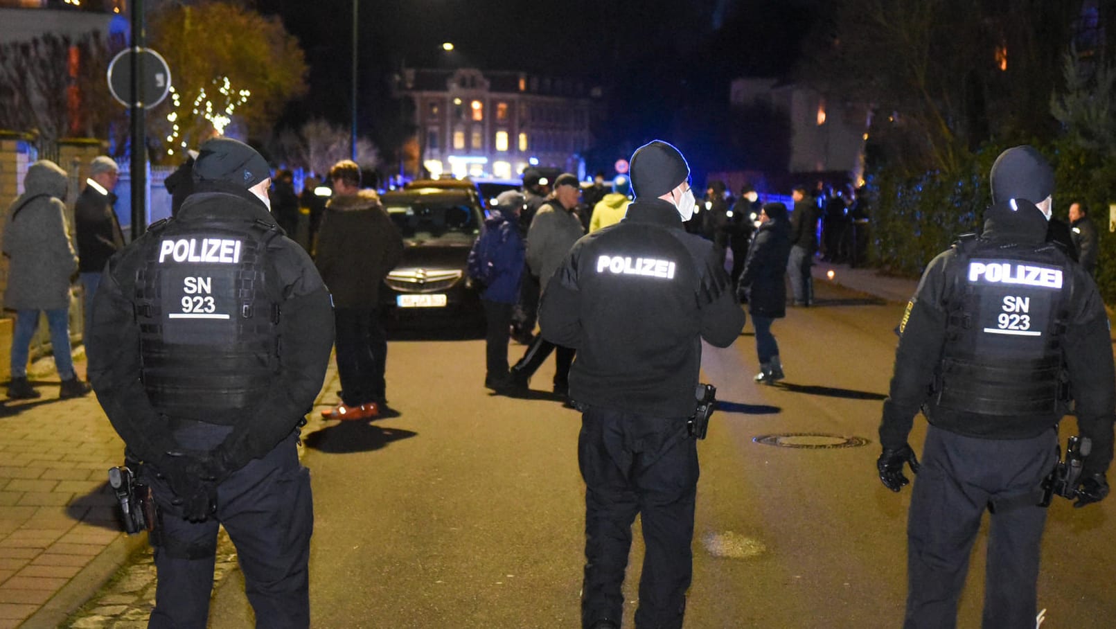 Polizeibeamte bei einer Corona-Demo in Leipzig (Archivbild): In Grimma wird nun wegen des Verdachts der Volksverhetzung ermittelt.