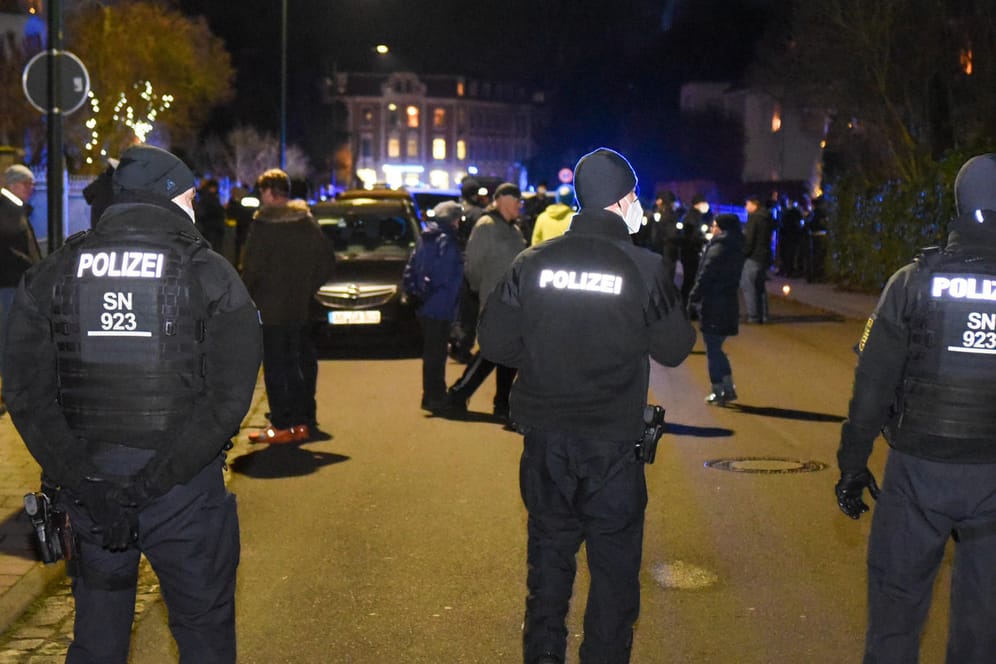 Polizeibeamte bei einer Corona-Demo in Leipzig (Archivbild): In Grimma wird nun wegen des Verdachts der Volksverhetzung ermittelt.