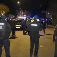 Polizeibeamte bei einer Corona-Demo in Leipzig (Archivbild): In Grimma wird nun wegen des Verdachts der Volksverhetzung ermittelt.