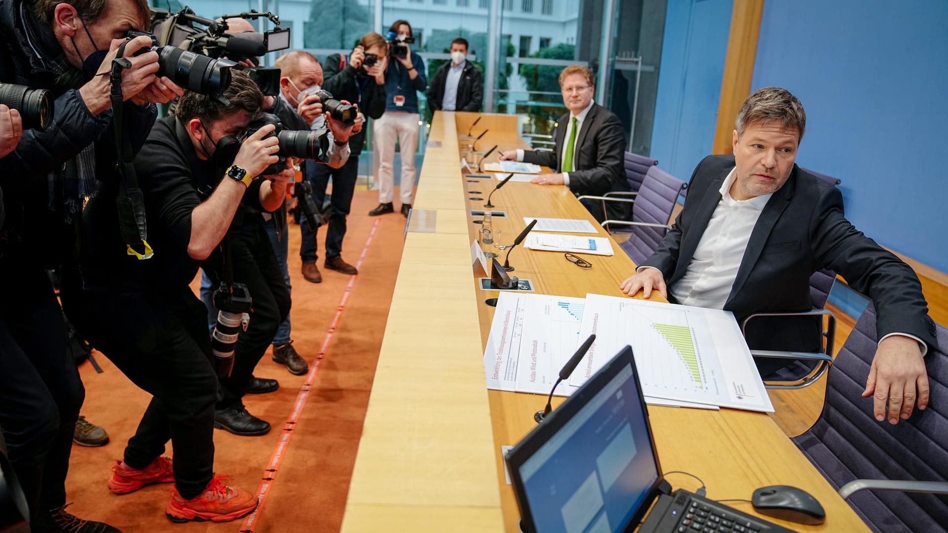 Robert Habeck: "Ich bin Robert Habeck", sagte der Wirtschaftsminister zu Beginn der Fragerunde mit den Pressevertretern.