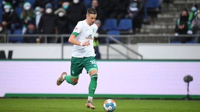 Bremens Marco Friedl treibt den Ball im Tempodribbling vor sich her.