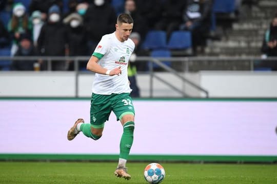 Bremens Marco Friedl treibt den Ball im Tempodribbling vor sich her.