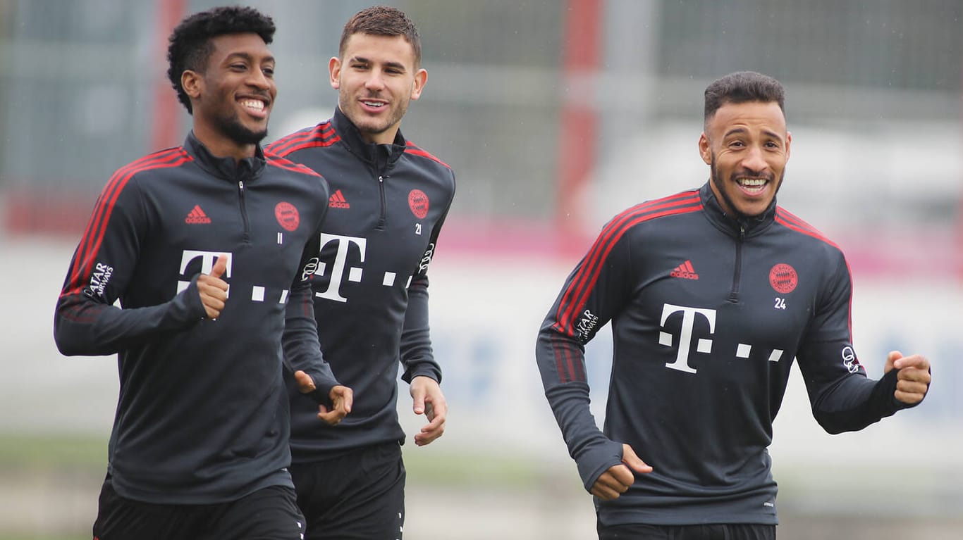 Coman mit seinen französischen Teamkollegen Hernandez und Tolisso (v. li.): Der Angreifer bleibt in München.