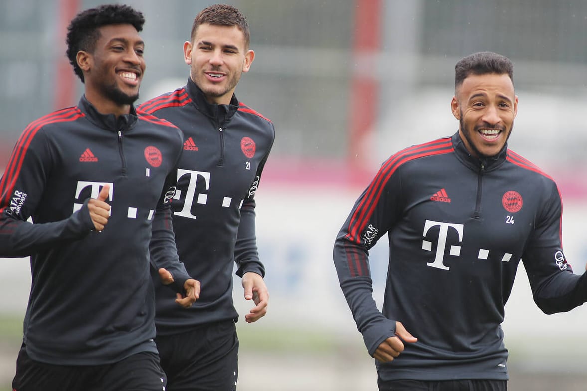 Coman mit seinen französischen Teamkollegen Hernandez und Tolisso (v. li.): Der Angreifer bleibt in München.