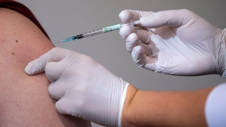 Eine Mann bekommt eine Impfung gegen das Coronavirus (Symbolbild).