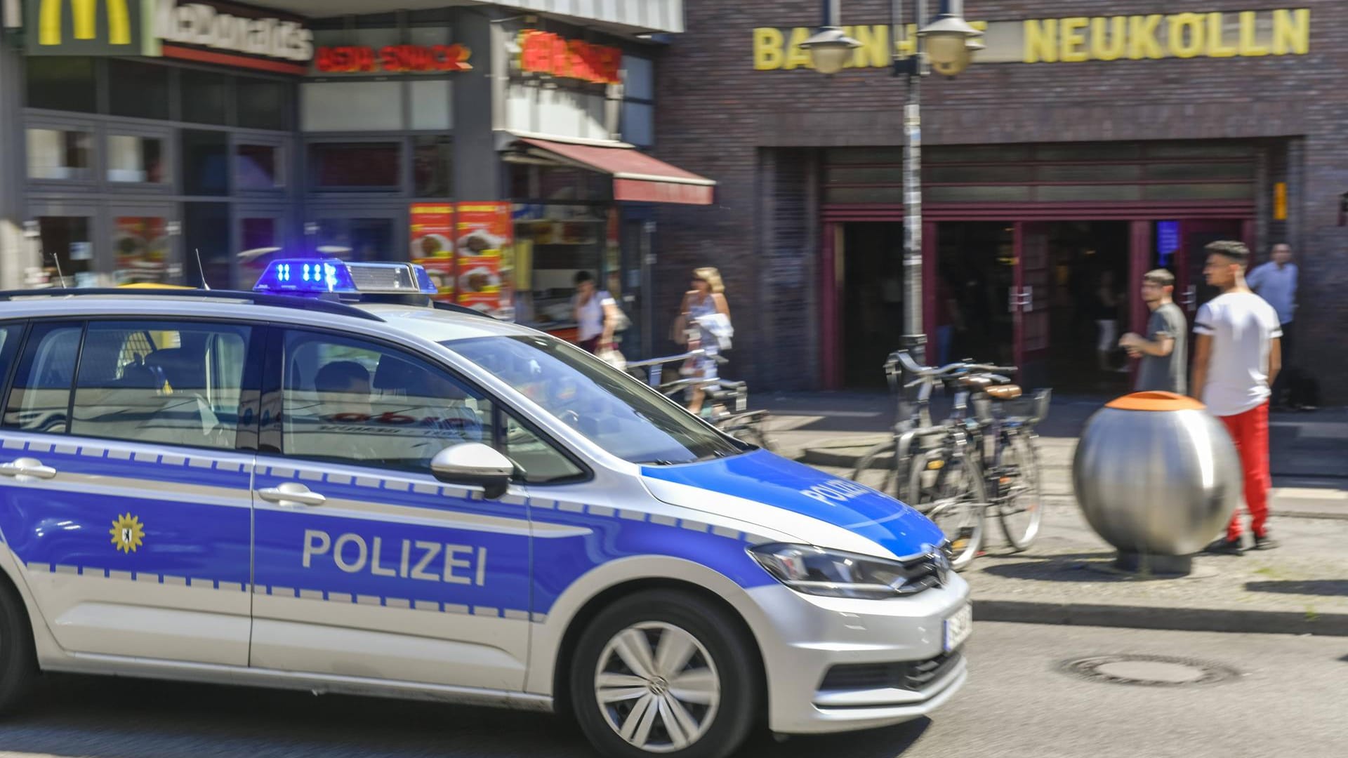 Ein Polizeiwagen fährt am S-Bahnhof Neukölln vorbei (Archivbild): Hier ist ein 24-Jähriger schwer verletzt worden.