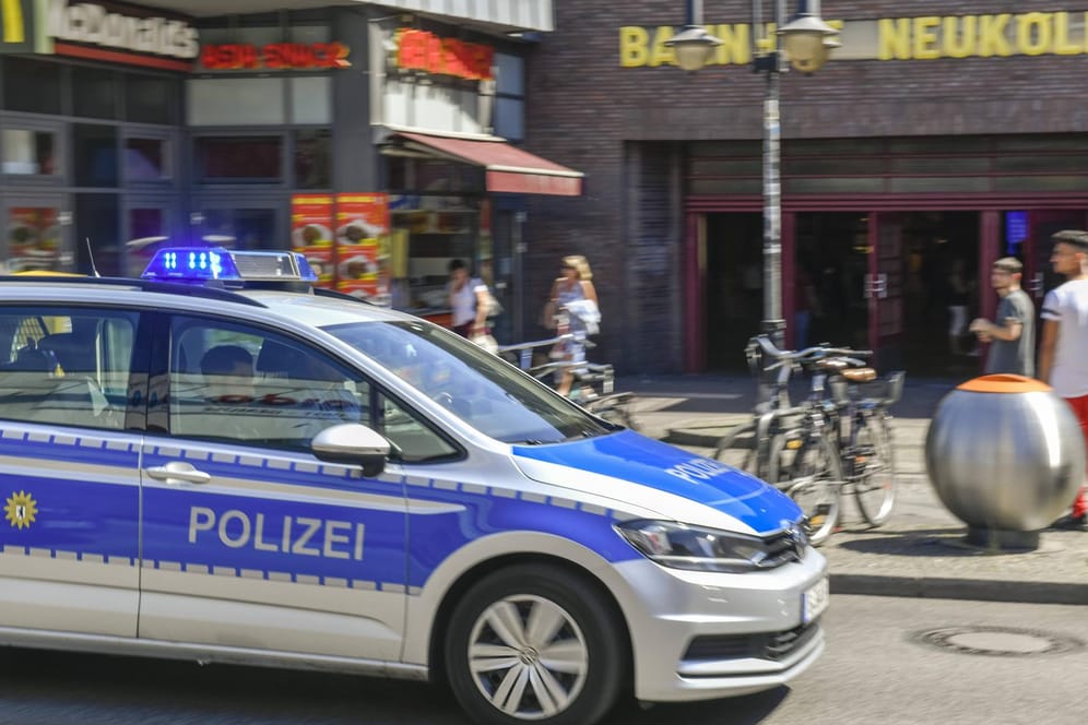 Ein Polizeiwagen fährt am S-Bahnhof Neukölln vorbei (Archivbild): Hier ist ein 24-Jähriger schwer verletzt worden.