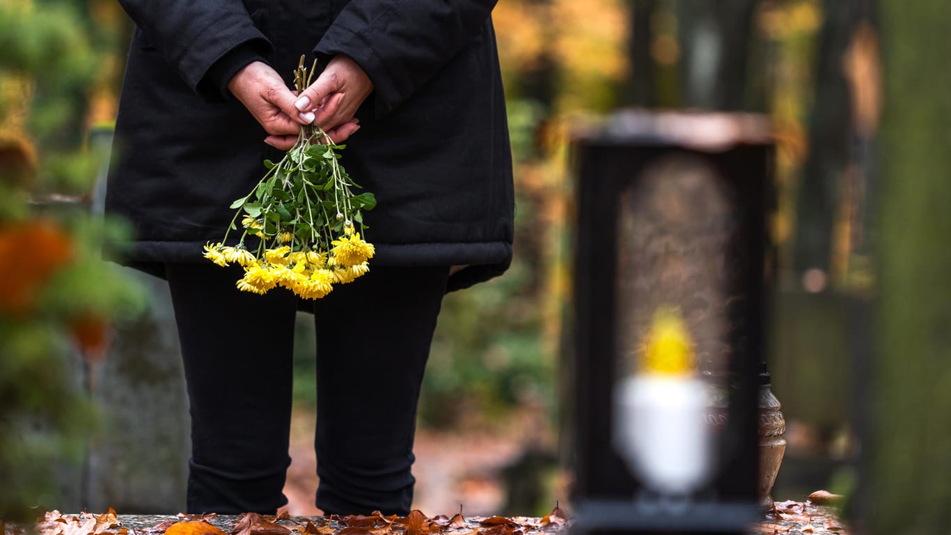 Eine Frau steht an einem Grab (Symbolbild): Das Statistische Bundesamt hat aktuelle Zahlen veröffentlicht.