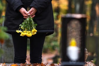 Eine Frau steht an einem Grab (Symbolbild): Das Statistische Bundesamt hat aktuelle Zahlen veröffentlicht.