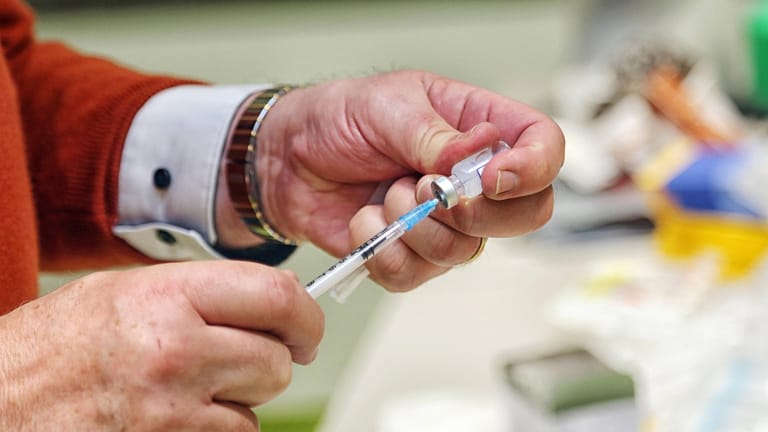Eine Spritze wird mit dem Impfstoff Biontech aufgezogen (Archivbild): Das Impfzentrum hat nach dem Vorfall zwei Mitarbeitende entlassen.