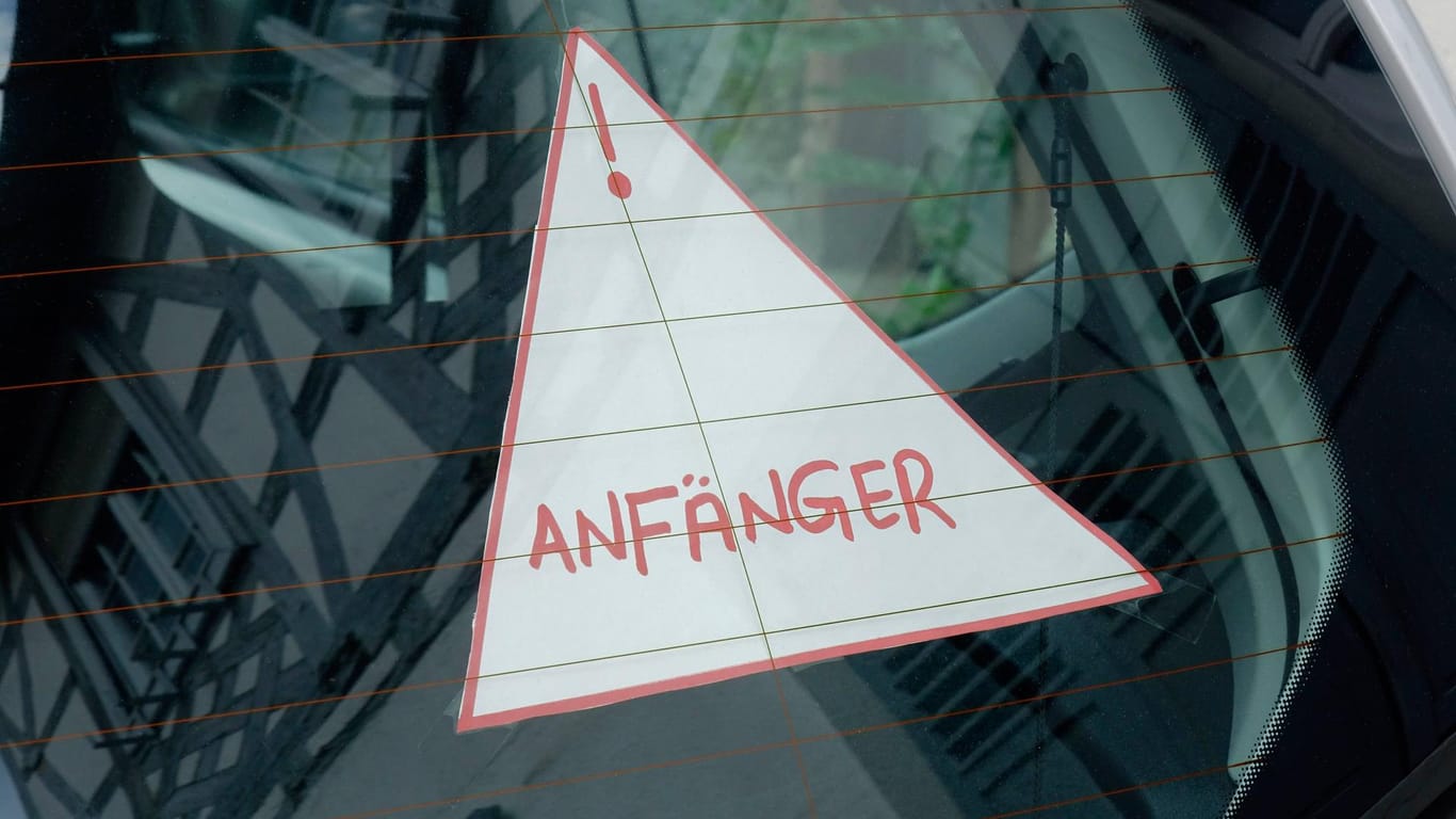 Anfängerschild in einem Auto (Symbolbild): Ein 34-jähriger Nissan-Fahrer ist mit dem Auto zur theoretischen Fahrprüfung aufgekreuzt.