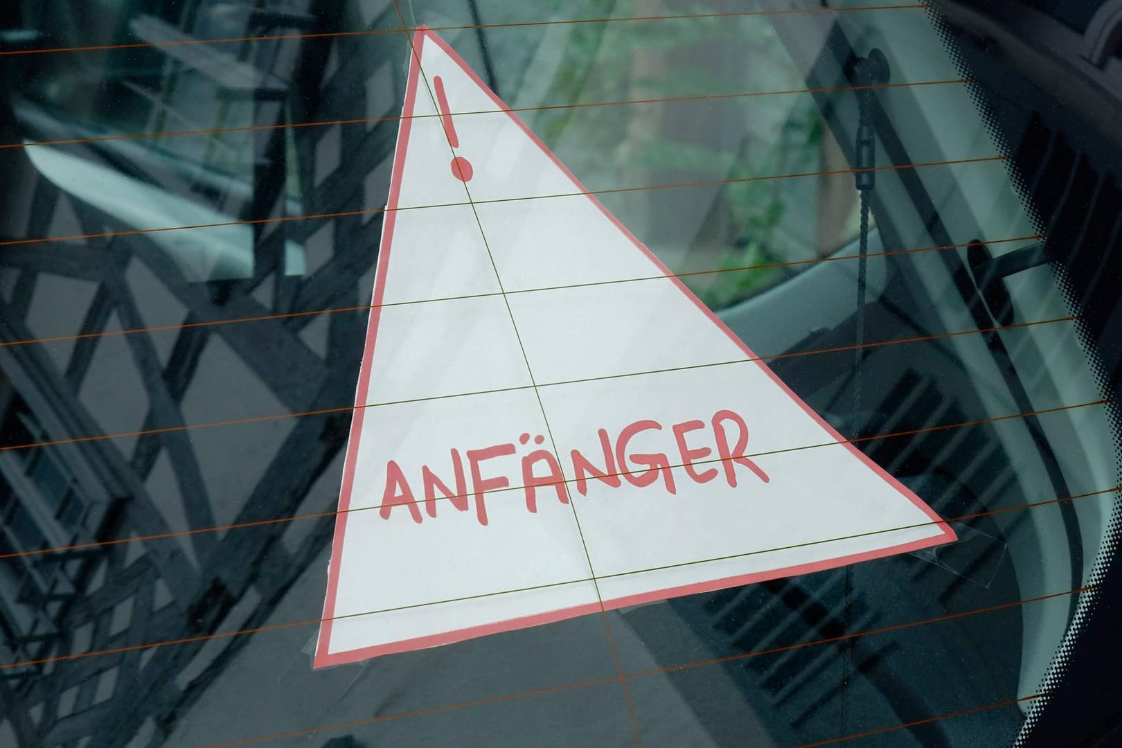 Anfängerschild in einem Auto (Symbolbild): Ein 34-jähriger Nissan-Fahrer ist mit dem Auto zur theoretischen Fahrprüfung aufgekreuzt.