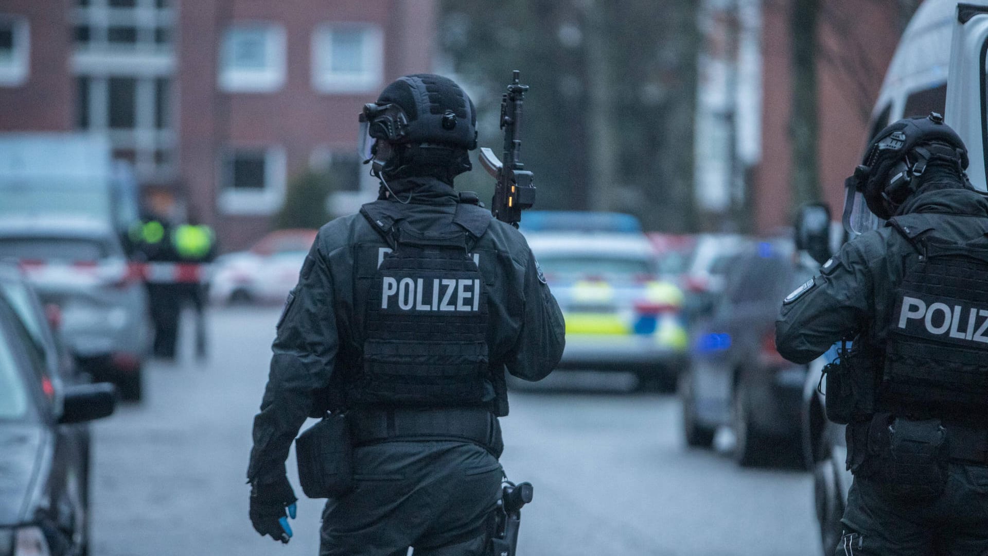Schwer bewaffnete SEK-Kräfte (Symbolbild): Die Seniorin wurde in eine Klinik gebracht. Schwer bewaffnete SEK-Kräfte (Symbolbild): Die Seniorin wurde in eine Klinik gebracht.