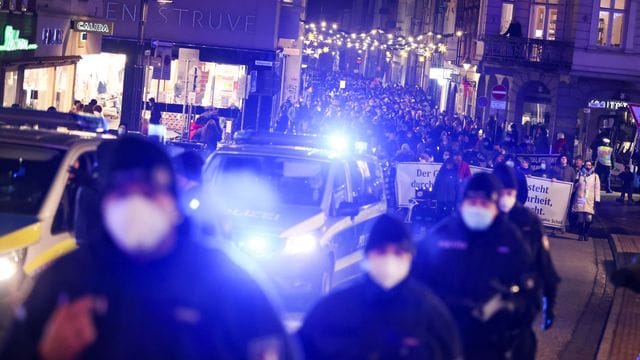 Demonstrationsteilnehmer in Begleitung der Polizei in der Innenstadt von Lübeck. Demonstrationsteilnehmer in Begleitung der Polizei in der Innenstadt von Lübeck.
