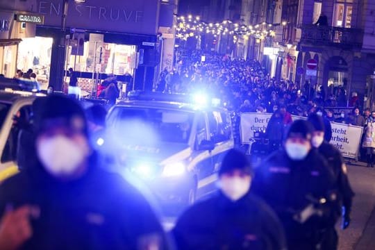 Demonstrationsteilnehmer in Begleitung der Polizei in der Innenstadt von Lübeck.