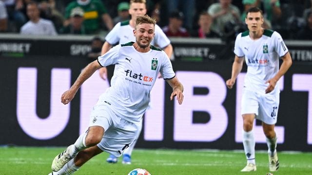 Mönchengladbachs Christoph Kramer rutscht auf dem Rasen aus.