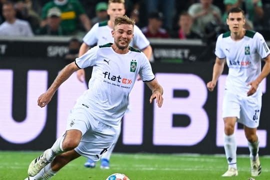 Mönchengladbachs Christoph Kramer rutscht auf dem Rasen aus.