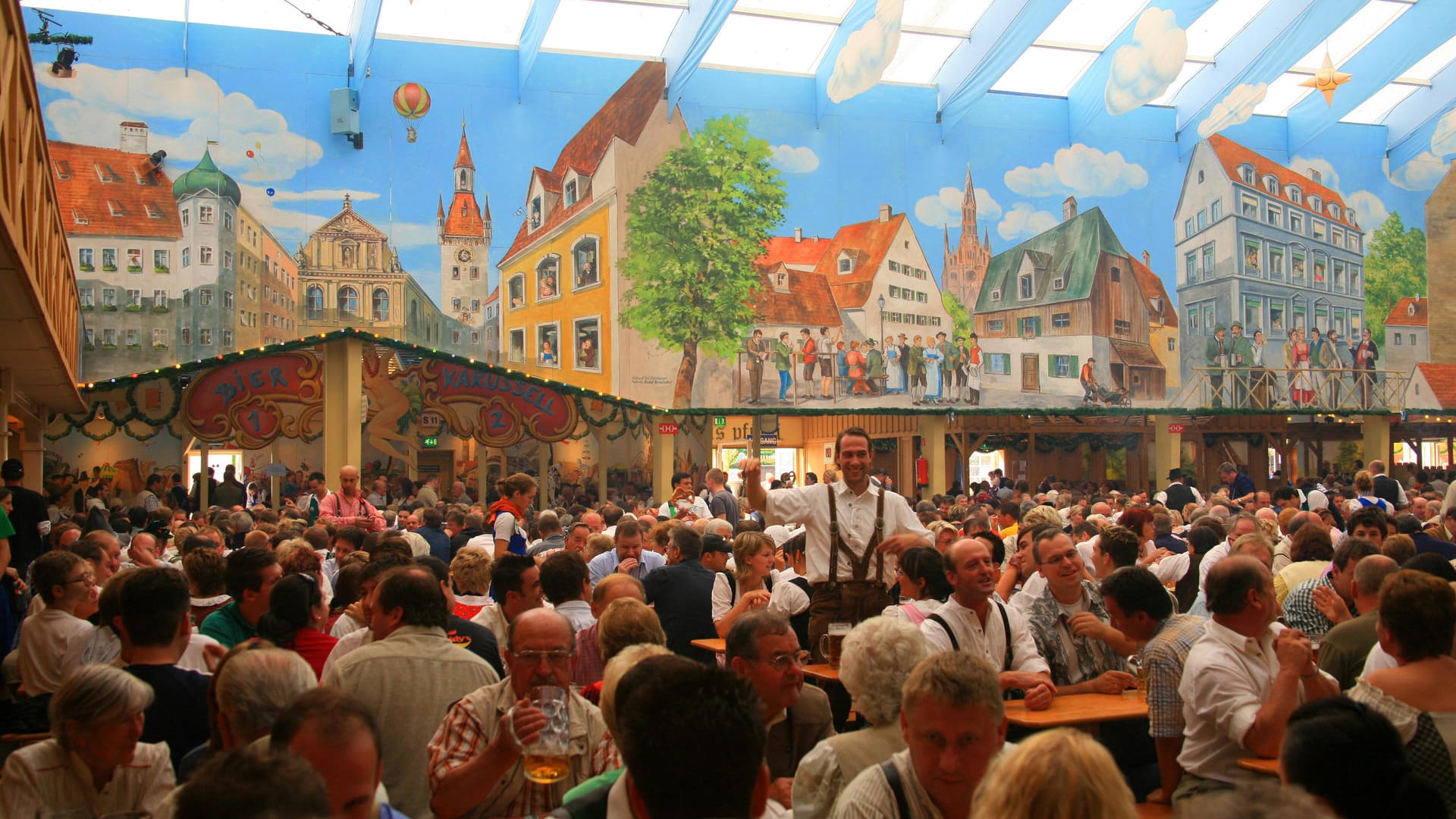 Ein gut gefülltes Festzelt auf dem Oktoberfest (Archivbild): Die Vorbereitungen für eine Pandemie-Wiesn sind im Gange. Ein gut gefülltes Festzelt auf dem Oktoberfest (Archivbild): Die Vorbereitungen für eine Pandemie-Wiesn sind im Gange.