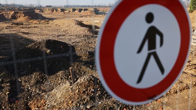 Das Verkehrsschild "Verbot für Fußgänger" am Zaun der Kiesgrube im Stadtteil Blessem in Erftstadt.