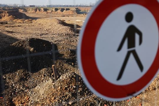 Das Verkehrsschild "Verbot für Fußgänger" am Zaun der Kiesgrube im Stadtteil Blessem in Erftstadt.