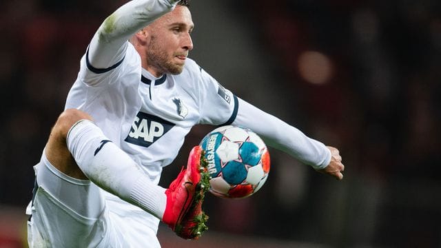 Der Hoffenheimer Außenverteidiger nimmt den Ball artistisch an.