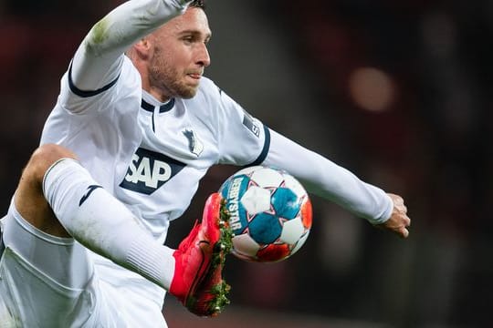 Der Hoffenheimer Außenverteidiger nimmt den Ball artistisch an.
