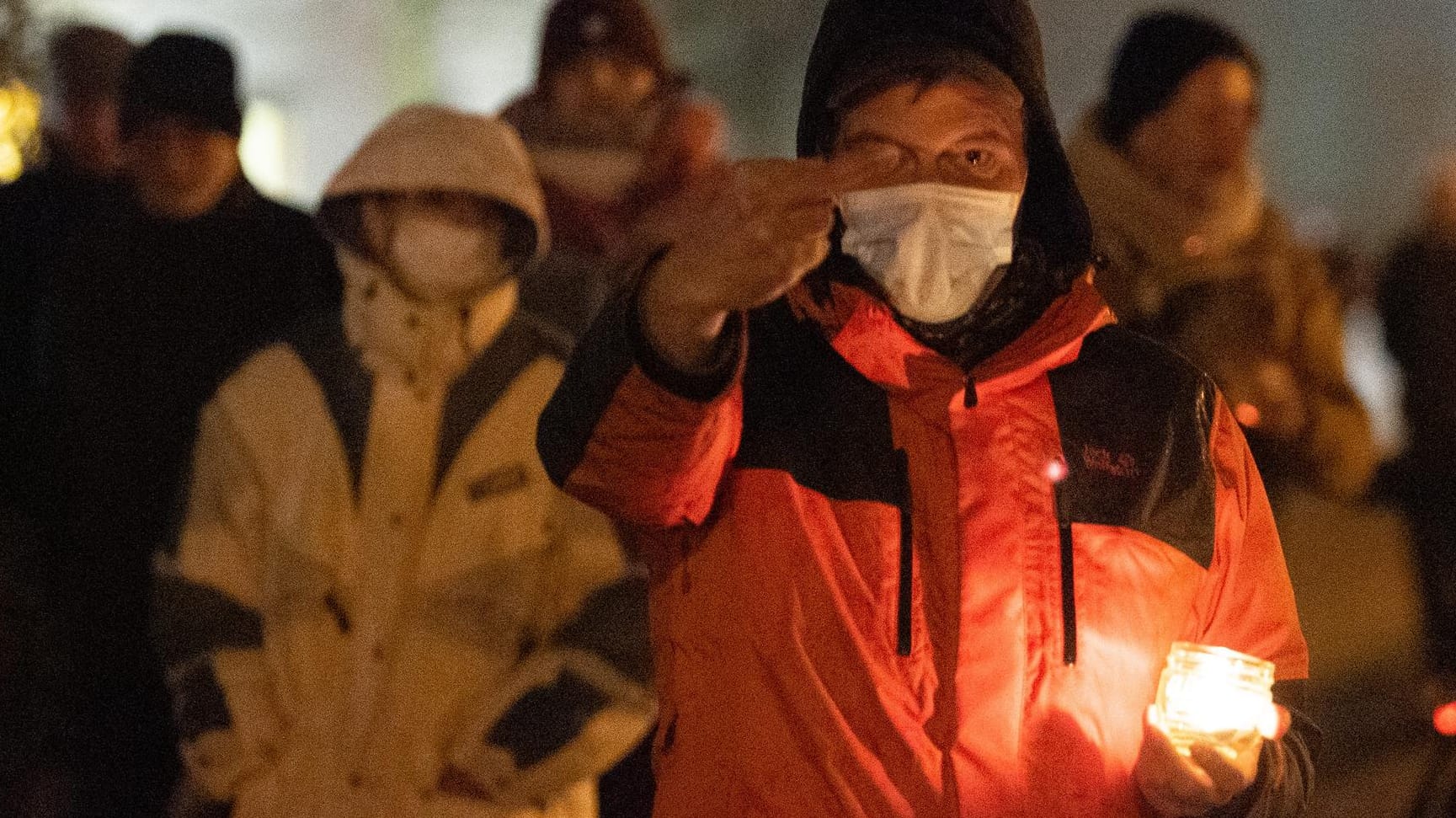 Gegenprotest mit Maske, Kerze und Stinkefinger: Wie hier in Dresden protestieren auch in anderen Städten immer mehr Menschen gegen Corona-"Spaziergänge".