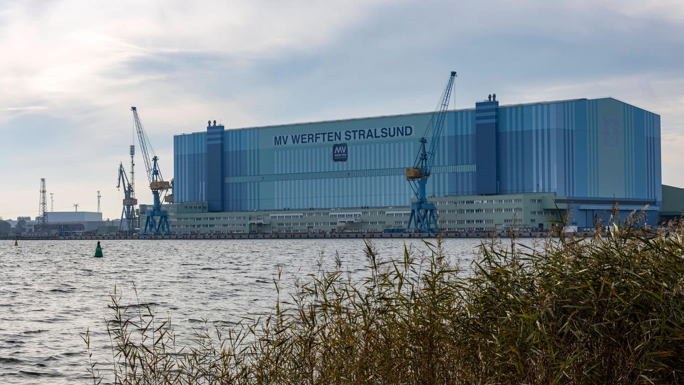 Der Standort der MV Werften in Stralsund (Symbolbild): Nach dem Insolvenzantrag ist unklar, wie es für die rund 1.900 Mitarbeiter an den verschiedenen Standorten weitergeht.