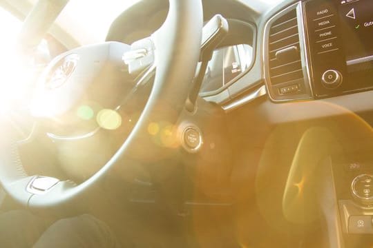 Sonnige Zeiten für Pendler? Wer für den Beruf einen weiten Weg hat und wenig verdient, kann unter Umständen mit der Mobilitätsprämie seine Steuerlast senken.