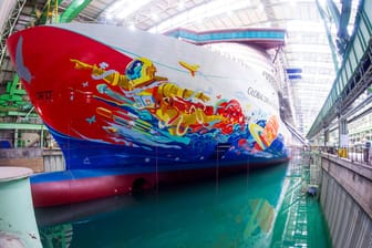 Die "Global Dream One" in einem Dock der MV Werften: Das Schiff sollte als schwimmendes Casino chinesische Kundschaft anlocken, nun könnte es verschrottet werden.