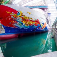 Die "Global Dream One" in einem Dock der MV Werften: Das Schiff sollte als schwimmendes Casino chinesische Kundschaft anlocken, nun könnte es verschrottet werden.