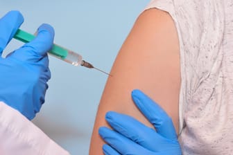 Person wird mit einer Booster-Dosis geimpft: In der Union sorgte eine Äußerung zur Impfpflicht von Pilsinger für ein Durcheinander.
