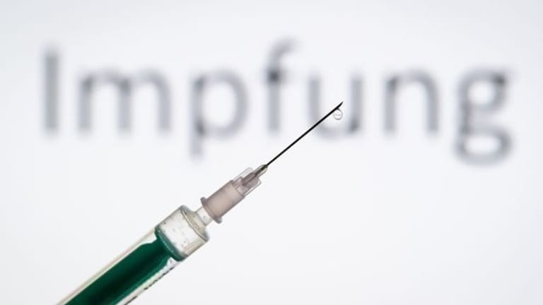 Eine Spritze wird vor den Schriftzug "Impfung" gehalten (Symbolbild): Jeder Zweite in NRW hat bereits eine Auffrischungsimpfung erhalten.