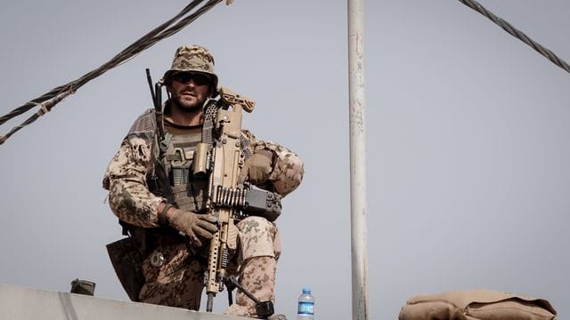 Ein schwer bewaffneter Bundeswehrsoldat auf einem irakischen Militärstützpunkt (Archivbild). Ein schwer bewaffneter Bundeswehrsoldat auf einem irakischen Militärstützpunkt (Archivbild).