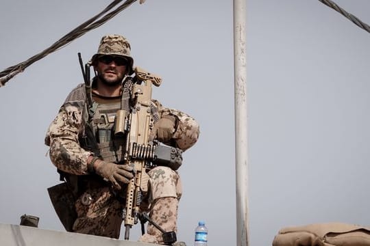 Ein schwer bewaffneter Bundeswehrsoldat auf einem irakischen Militärstützpunkt (Archivbild).