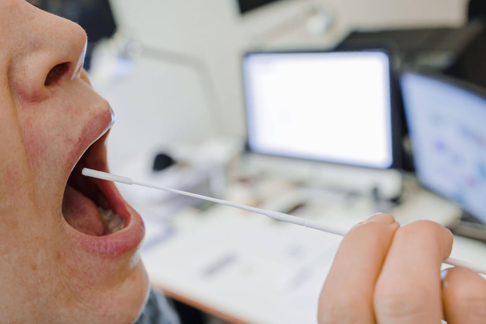 Test auf das Coronavirus: Immer häufiger ist eine Infektion mit der Omikron-Variante Grund für einen positiven Test.