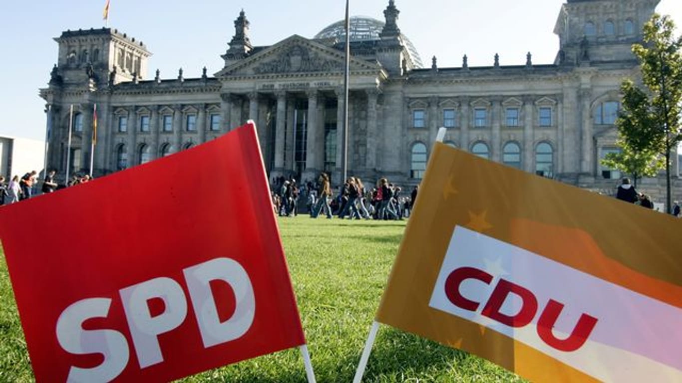 Die SPD verliert einen Prozentpunkt, die Union hingegen legt dazu.