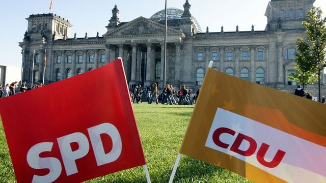 Die SPD verliert einen Prozentpunkt, die Union hingegen legt dazu.