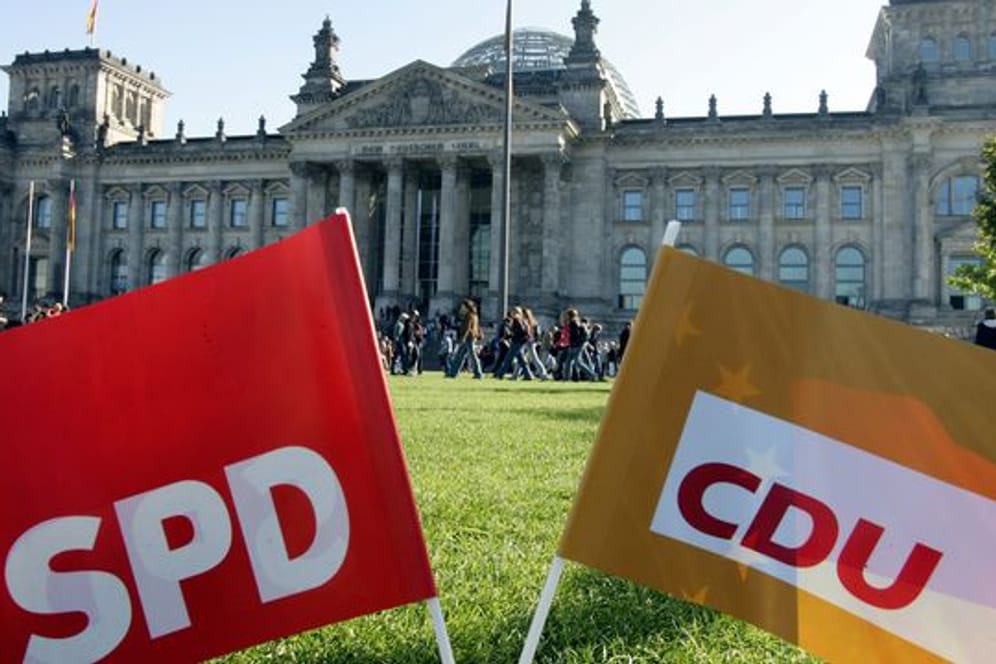 Die SPD verliert einen Prozentpunkt, die Union hingegen legt dazu.