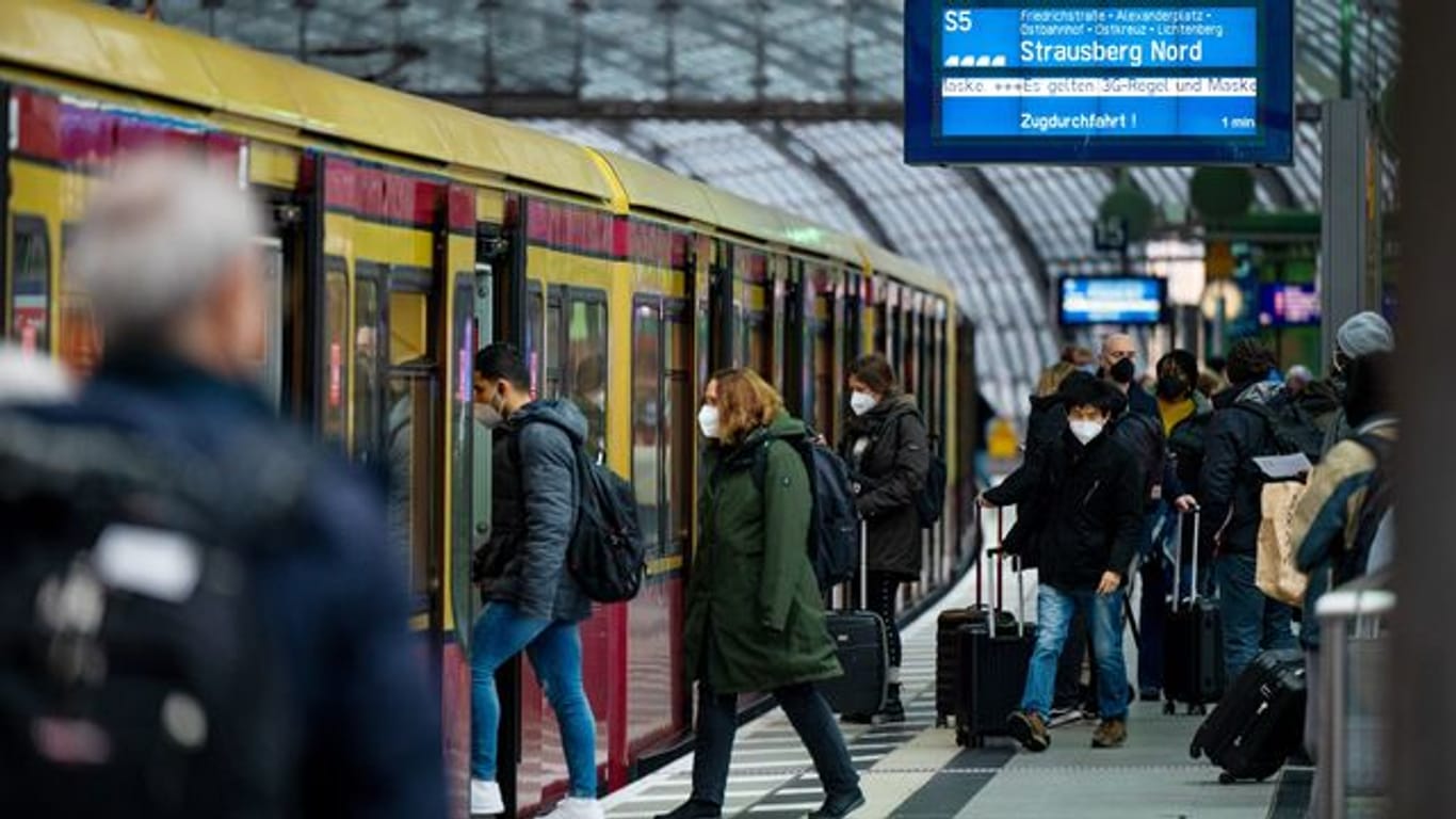 Die Mehrheit der Menschen in Deutschland kann sich einer Umfrage zufolge einen Umstieg vom Auto auf öffentliche Verkehrsmittel oder aufs Fahrrad vorstellen.