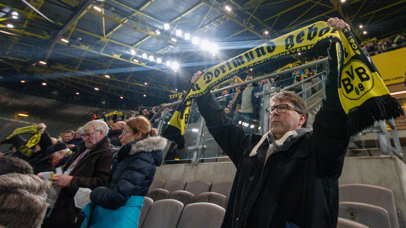 BVB-Fans bei einem Heimspiel Anfang Dezember: Schon am kommenden Wochenende dürfen zumindest wieder ein paar von ihnen wieder ins Stadion.
